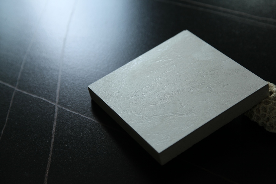 精密な彫刻表面が3Dの自然な質感をどのように実現するのか？ Beata のタイルの革新が明らかに