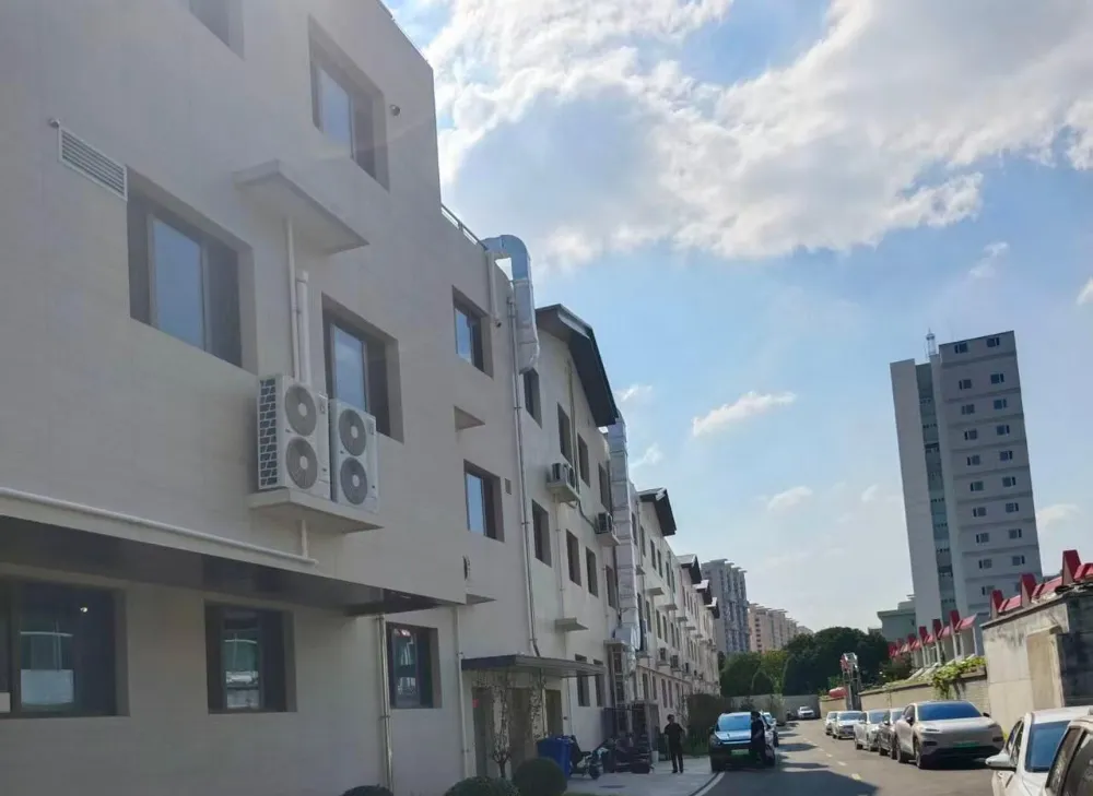 トラバーチン風の磁器タイルが大規模な商業広場プロジェクトに最適な理由は何ですか?